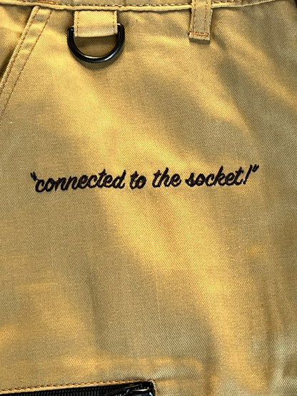 Dinamik Trap Star Cargo Shorts in khaki with embroidered 'connected to the socket' slogan and D-ring hardware.