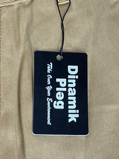 Dinamik Trap Star Cargo Shorts tag on khaki fabric.