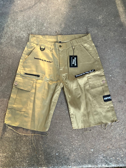 Dinamik Trap Star Cargo Shorts in khaki with pockets and frayed hems, true-to-size, durable everyday wear